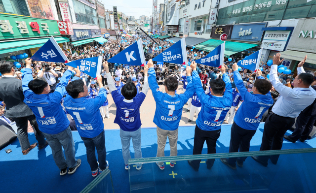 더불어민주당 이재명 대선 후보가 26일 수원시 팔달구 팔달문 영동시장에서 열린 집중 유세에서 