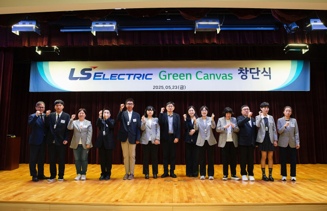 채대석(왼쪽 일곱 번째) LS일렉트릭 대표이사와 ‘그린 캔버스’ 단원들이 23일 경기도 안양시 LS타워에서 열린 장애인 직원 미술단 ‘그린 캔버스’를 창단식에 참석해 기념 촬영으로 하고 있다. 사진 제공=LS일렉트릭
