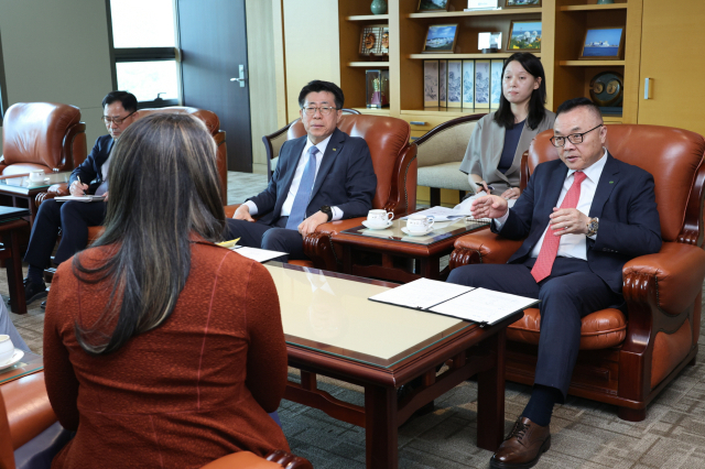 황주호(오른쪽) 한국수력원자력 사장이 26일 미국 오클로 관계자와 4세대 SMR 개발 협력 회의를 진행하고 있다. 사진 제공=한수원