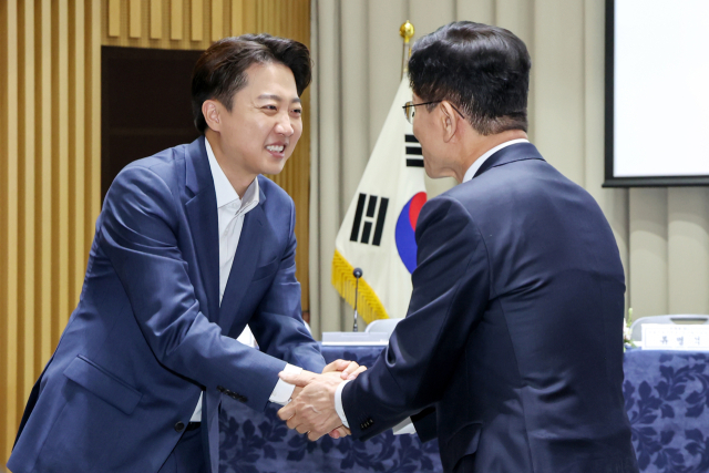 김문수 국민의힘 대통령 후보(오른쪽)와 이준석 개혁신당 대통령 후보가 19일 오전 서울 중구 서울시청에서 열린 '약자와 동행하는 서울 토론회'에 참석해 악수를 나누고 있다. 뉴스1
