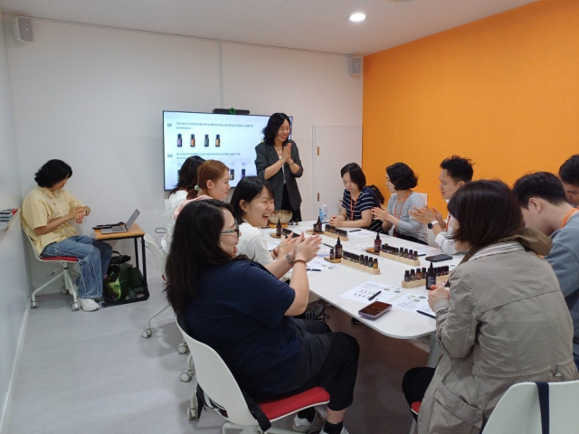 정원워케이션 체험프로그램 중 하나인 향기테라피에 참여한 공직자들. 사진 제공=순천시