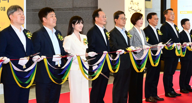 이환주 KB국민은행장이 26일 서울 강남구 코엑스에서 열린 '2025 제1차 KB굿잡 우수기업 취업박람회' 개막식에서 내·외빈들과 테이프컷팅을 하고 있다. 권욱 기자 2025.5.26