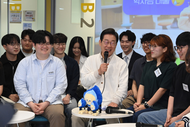 이재명 더불어민주당 대선 후보가 26일 경기 수원시 아주대학교에서 '아주대와 함께하는 대학생 간담회'에 참석해 의견을 나누고 있다. 수원=오승현 기자