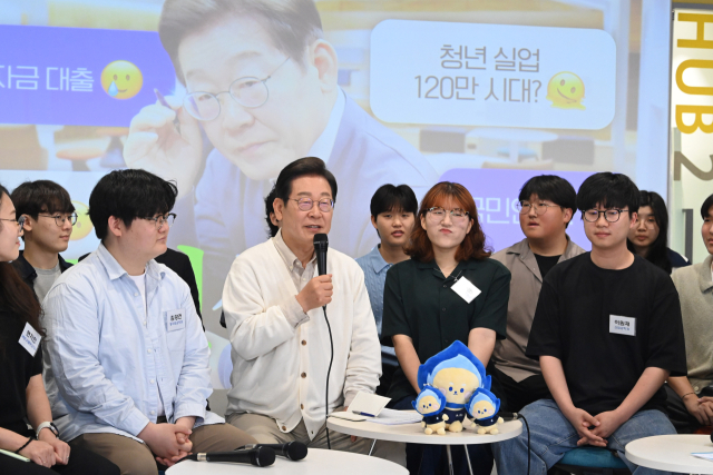 이재명 더불어민주당 대선 후보가 26일 경기 수원시 아주대에서 ‘아주대와 함께하는 대학생 간담회’에 참석해 의견을 나누고 있다. 수원=오승현 기자 2025.05.26
