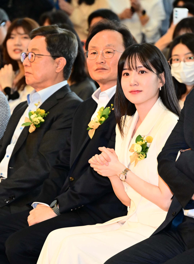 26일 서울 강남구 코엑스에서 열린 '2025 제1차 KB굿잡 우수기업 취업박람회'에서 홍보대사인 배우 박은빈이 취재진을 향해 포즈를 취하고 있다. 권욱 기자 2025.5.26