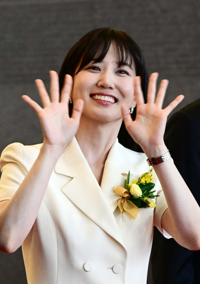 26일 서울 강남구 코엑스에서 열린 '2025 제1차 KB굿잡 우수기업 취업박람회'에서 홍보대사인 배우 박은빈이 취재진을 향해 포즈를 취하고 있다. 권욱 기자 2025.5.26