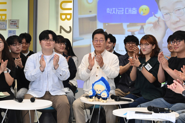 이재명 더불어민주당 대선 후보가 26일 경기 수원시 아주대학교에서 '아주대와 함께하는 대학생 간담회'에 참석해 의견을 나누고 있다. 수원=오승현 기자