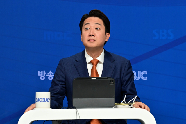 이준석 개혁신당 대통령 후보가 26일 서울 양천구 한국방송회관에서 열린 한국방송기자클럽(BJC) 초청 토론회에 참석해 순서를 기다리고 있다. 뉴스1