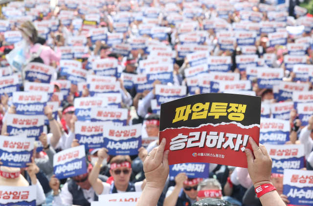 전국자동차노련 서울시버스노조가 26일 서울 송파구 서울시교통회관 앞에서 연 파업 출정식에서 조합원들이 손팻말을 들고 있다. 자동차노련 산하 버스 노조는 임금·단체협약(임단협) 교섭이 결렬될 경우 오는 28일 첫 차부터 전국 동시 파업에 들어간다고 예고했다. 연합뉴스