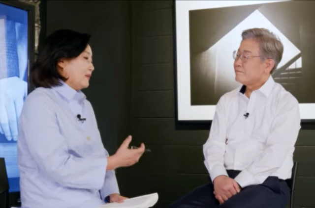 박영선(왼쪽) 전 중소벤처기업부 장관이 지난 2021년 당시 이재명 경기지사와 홍대 인근에서 대담 '선문명답'을 하고 있다. / 서울경제DB
