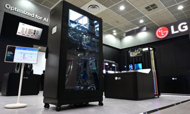 데이터센터 내 인공지능(AI) 가속기의 열을 직접 냉각시키는 LG전자의 액체냉각 솔루션 '냉각수 분배 장치(CDU)'. 사진제공=LG전자 CPU(중앙처리장치)·GPU(그래픽처리장치) 칩의 열을 직접 냉각시키는 액체냉각 솔루션인 LG전자 CDU(냉각수 분배 장치). LG전자.
