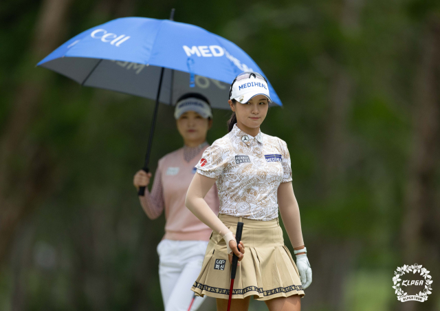 동반 라운드를 펼치고 있는 박현경(앞)과 이예원. 사진 제공=KLPGA