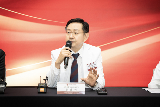 윤을식 고려대 의무부총장이 26일 고려대 의과대학 제1의학관에서 열린 기자간담회서 기자단 질의에 답변하고 있다. 사진 제공=고려대의료원