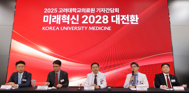 26일 고려대 의대에서 열린 기자가담회에서 민병욱(왼쪽부터) 고대구로병원장, 편성범 고대 의과대학장, 윤을식 고려대의료원장, 한승범 고대안암병원장, 서대훈 고대안산병원장 등이 질문에 답하고 있다. 연합뉴스