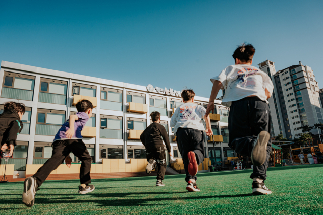 26일 부산시와 부산시교육청이 올해 추가경정예산안을 각각 확정 발표했다. 사진은 초등학생들이 부산 강서구 명지늘봄전용학교 운동장을 힘차게 뛰어가고 있는 모습. 사진제공=부산시