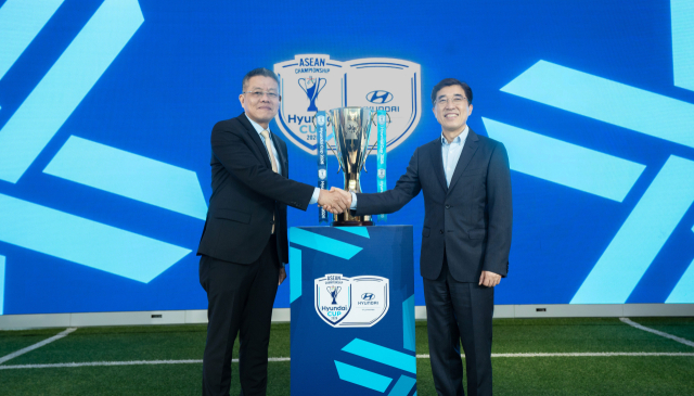 김성남(오른쪽) 현대자동차 아태권역본부장과 키에프 사메스 동남아시아축구연맹 회장이 26일(현지 시간) 현대차 인도네시아 공장에서 열린 ‘아세안 현대컵’ 파트너십 조인식에 참석해 악수하고 있다. 사진 제공=현대차