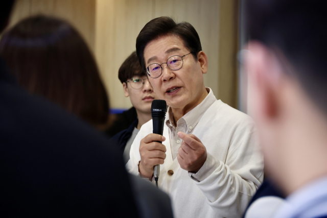 이재명 더불어민주당 대선 후보가 26일 경기 수원시 영통구 아주대학교 혁신공유라운지에서 청년 정책을 논의하기 위해 대학생들과 간담회를 하고 있다. 공동취재