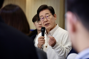 "이재명 찌르면 돈 드림 연락 ㄱㄱ"…李 아주대 방문 9분 전 올라 온 협박글