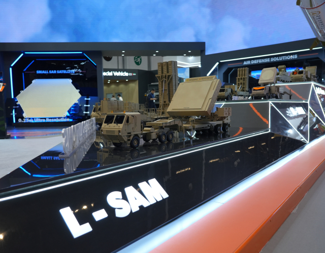 한화시스템이 2월 UAE 아부다비에서 열린 IDEX 2025에 전시한 장거리 지대공유도무기체계 L-SAM 다기능레이다(MFR)의 모습. 사진 제공=한화시스템