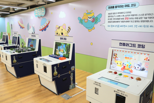 국립부산과학관이 자체 개발한 이동형 전시품을 선보이는 팝업 전시 ‘코딩과 수소’ 모습. 사진제공=국립부산과학관