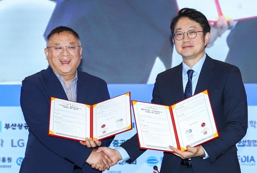 김영석(오른쪽) LG전자 HS기능성소재사업실장과 김종성 서울대 블루카본사업단 단장이 26일 부산광역시 벡스코에서 서울대학교 블루카본사업단과 '블루카본 산업 활성화를 위한 기술 교류' 업무 협약을 체결한 뒤 기념촬영하고 있다. 사진제공=LG전자
