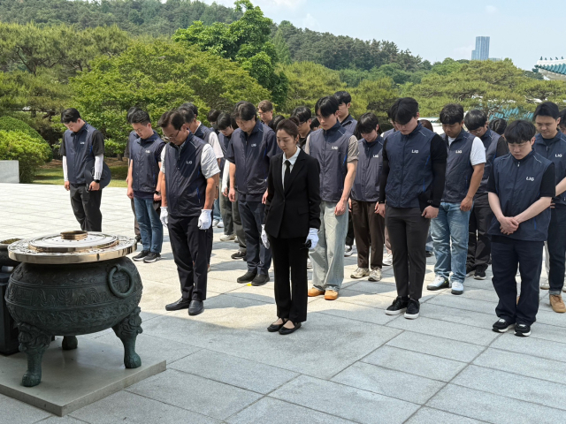 LIG넥스원, 호국보훈의 달 앞두고 ‘현충원 묘역정화’ 봉사활동