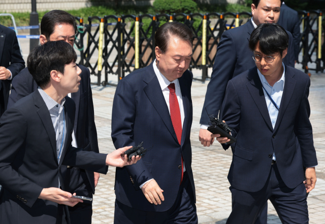 윤석열 전 대통령이 26일 서울 서초구 서울중앙지방법원에서 열린 내란 우두머리 혐의·직권남용 권리행사 방해 혐의 사건 5차 공판에 출석하고 있다. 사진공동취재단