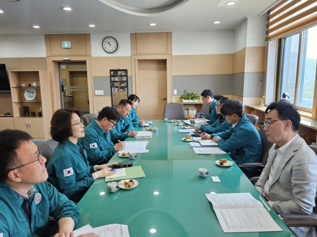 이미라(왼쪽 앞에서 두 번째) 산림청 차장이 하승철(오른쪽 첫 번째) 하동군수와 산불피해 복구와 관련해 논의하고 있다. 사진제공=산림청