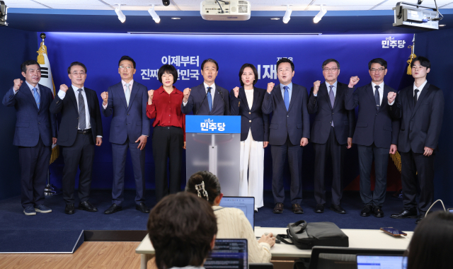 권오을 더불어민주당 중앙선거대책위원회 국민대통합위원장 등이 27일 오전 서울 여의도 중앙당사에서 진짜 보수 선언문을 낭독한 뒤 구호를 외치고 있다. 왼쪽부터 조영수 전 해병 2사단장, 이종호 전 해군참모총장, 이인기 국민대통합위원장, 최연숙 대구시당 선대위원장, 권 위원장, 허은아 전 개혁신당 대표, 김용남 전 정책위의장, 전광우 세계경제연구원 이사장, 김현섭 전 777사령관, 김신양 전 국민의힘 중앙대학생위원. 뉴스1