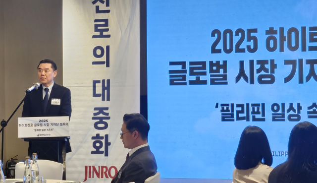김인규 하이트진로 대표가 21일 필리핀 마닐라에서 열린 기자간담회에서 발표를 하고 있다. 사진=김경택 기자