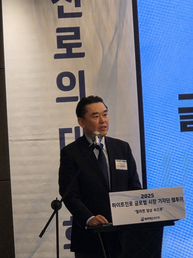 김인규 하이트진로 대표가 21일 필리핀 마닐라에서 열린 기자간담회에서 발표를 하고 있다. 사진=김경택 기자
