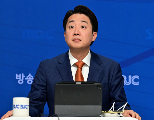 이준석 개혁신당 대선 후보가 26일 서울 양천구 한국방송회관에서 열린 한국방송기자클럽(BJC) 초청 토론회에 참석하고 있다. 뉴스1