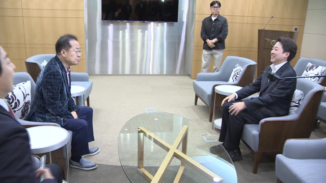 홍준표 전 대구시장이 10일 인천국제공항 귀빈실에 배웅 나온 개혁신당 이준석 대선 후보를 만나고 있다. 연합뉴스