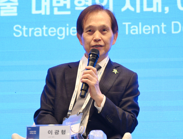 이광형 KAIST 총장이 27일 서울 중구 신라호텔에서 열린 '이공계 대학 리더십 포럼'에서 임기철 GIST 총장, 박종래 UNIST 총장, 장병탁 서울대학교 AI연구원장과 대담을 나누고 있다. 오승현 기자 2025.05.27