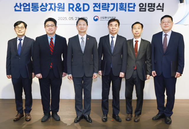 안덕근(왼쪽 세 번째) 산업통상자원부 장관과 김현석(〃네 번째) 전 삼성전자 사장이 27일 서울 중구 달개비하우스 컨퍼런스룸에서 제6기 R&D전략기획단장 임명식을 마친 뒤 기념 촬영을 하고 있다. 사진 제공=산업부
