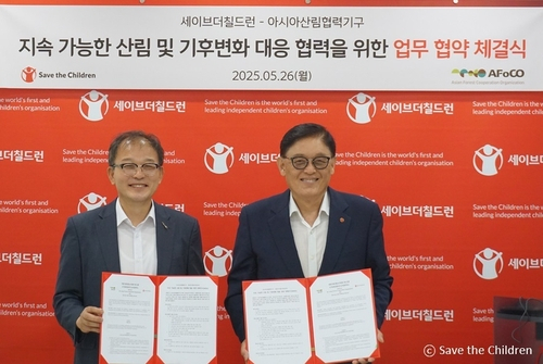 26일 서울 마포구 세이브더칠드런 본사에서 정태영(오른쪽) 세이브더칠드런 총장과 박종호 AFoCO 사무총장이 기후위기 대응 영역을 확대하기 위한 업무협약을 맺은 후 기념 촬영을 하고 있다. 사진 제공=세이브더칠드런