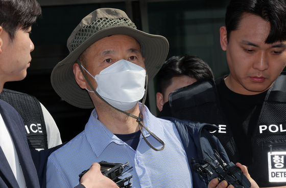 금전 문제로 갈등을 빚은 지인과 평소 앙심을 품었던 이웃 등 4명을 살상한 혐의로 체포된 피의자 차철남(56·중국 국적)이 21일 경기도 시흥시 장곡동 시흥경찰서에서 구속 전 피의자 심문(영장실질심사)을 받기 위해 나오고 있다. 뉴스1