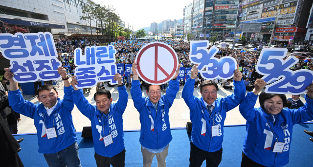 이재명 더불어민주당 대선 후보가 26일 경기 남양주시 평내호평역 앞에서 지지를 호소하기 전 사전투표를 독려하고 있다. 남양주=오승현 기자