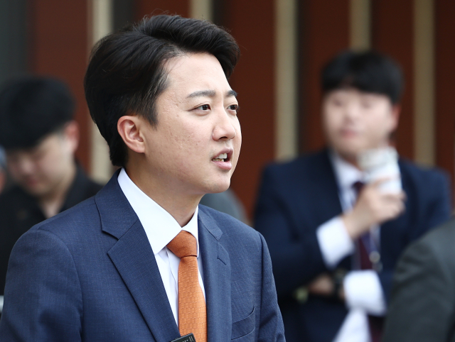 이준석 개혁신당 대통령 후보가 27일 오후 서울 여의도 국회 소통관 앞에서 긴급 기자회견을 하기 위해 이동하고 있다. 뉴스1