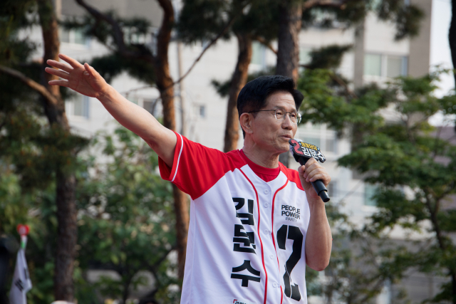 김문수 국민의힘 대선 후보가 26일 오후 서울 도봉구 방학사거리에서 노원·도봉·강북 집중유세 중 지지를 호소하고 있다. 성형주 기자