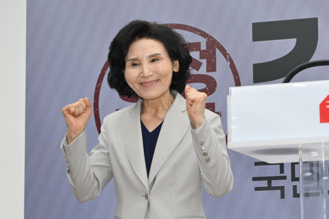김문수 국민의힘 대선 후보 배우자 설난영 여사가 21일 서울 여의도 중앙당사에서 열린 '함께하는 정정당당 여성본부 필승결의대회'에서 축사를 마친 뒤 화이팅을 외치고 있다. 성형주 기자