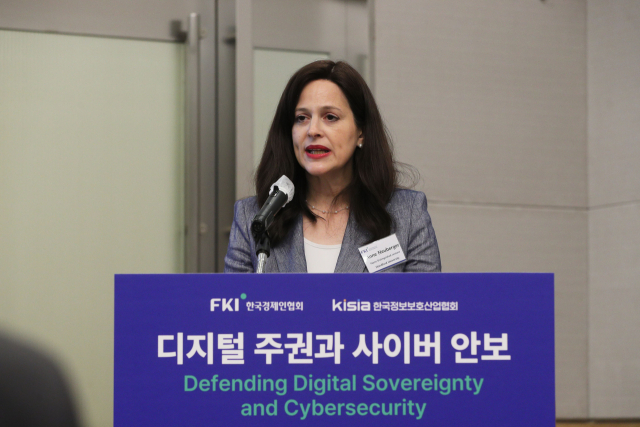 앤 뉴버거 스탠퍼드대학교 교수(전 백악관 국가안보위원회 부보좌관)가 27일 FKI타워 컨퍼런스센터에서 열린 'AI 시대의 디지털 주권과 사이버 안보' 세미나에서 주제발표를 하고 있다. 사진제공=한경협