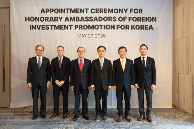 27일 열린 한국투자홍보대사 위촉식에서 참석자들이 기념 촬영을하고 있다.왼쪽부터 문휘창 서울과학종합대학원 총장, 숀 블레이클리 주한영국상공회의소 회장, 안충영 중앙대 교수, 유법민 산업통상자원부 투자정책관, 김우규 주한독일상공회의소 대표, 김태형 인베스트코리아 대표. 사진 제공=KOTRA