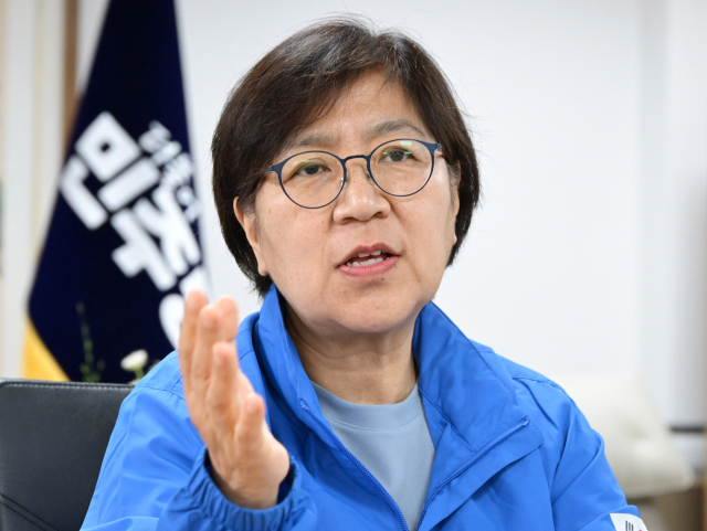 정은경 더불어민주당 총괄선거대책위원장이 서울 여의도 민주당 당사에서 서울경제신문과 인터뷰를 하고 있다. 성형주 기자