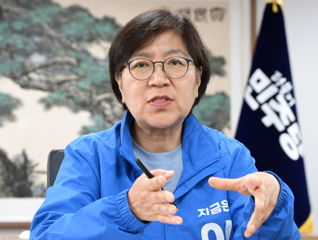 정은경 더불어민주당 총괄선거대책위원장이 서울 여의도 민주당 당사에서 서울경제신문과 인터뷰를 하고 있다. 성형주 기자