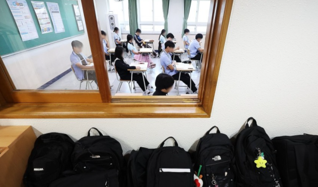 2025학년도 수능 6월 모의평가가 실시된 지난해 6월 4일 오전 경기도 수원시 조원고등학교에서 3학년 학생들이 시험 시작을 기다리고 있다. 수원=연합뉴스