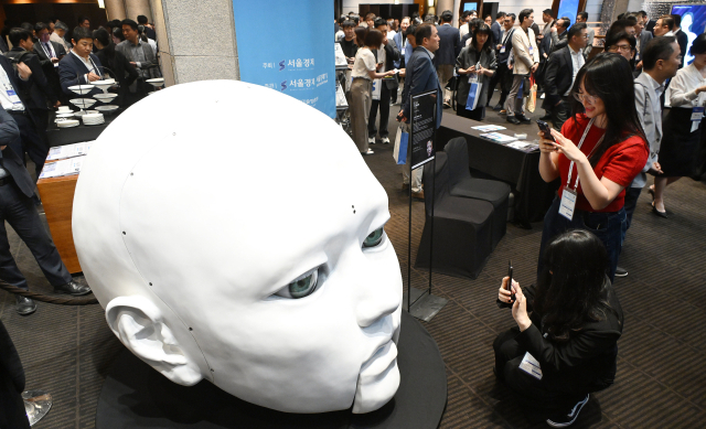 말하는 거대한 두상·덤블링하는 사족보행 로봇 '눈길' [서울포럼 2025]