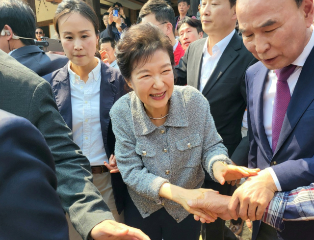 박근혜 전 대통령이 27일 모친 육영수 여사의 충북 옥천 생가를 찾아 지지자들과 악수하고 있다. 연합뉴스