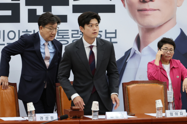국민의힘, '대통령 당무 개입 금지' 당헌·당규 의결