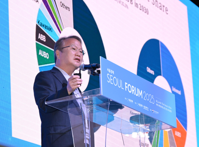 "AI 만나 한계 넘는 로봇…韓 투자 속도 더내야" [서울포럼 2025]
